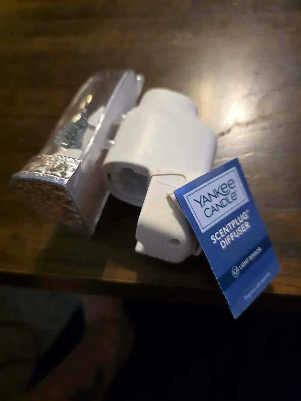 Yankee Candle Twinkle Home ScentPlug Diffuser with Winter House Scene